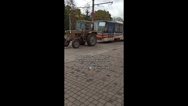 Traktor ciągnie tramwaj. Tak Ukraińcy walczą z brakiem prądu