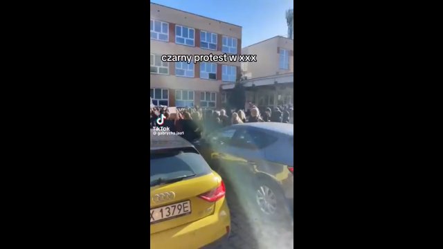 Licealiści w Krakowie zorganizowali protest przeciwko dyrektorce szkoły [WIDEO]