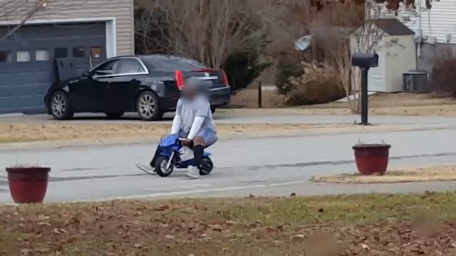 Sąsiad testuje nowy motocykl, który dostał na święta