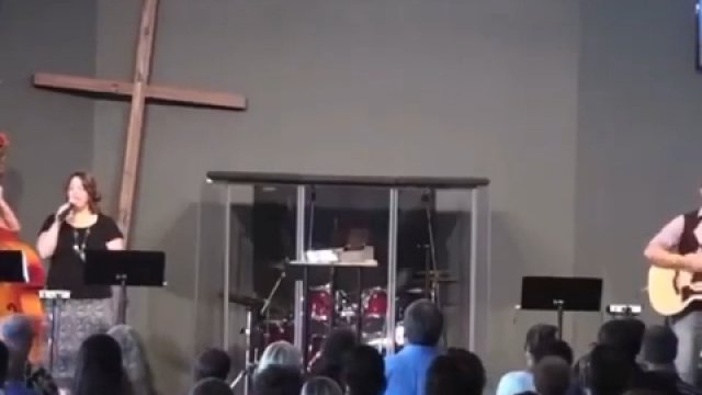 Krzyż spadł na perkusistę podczas koncertu