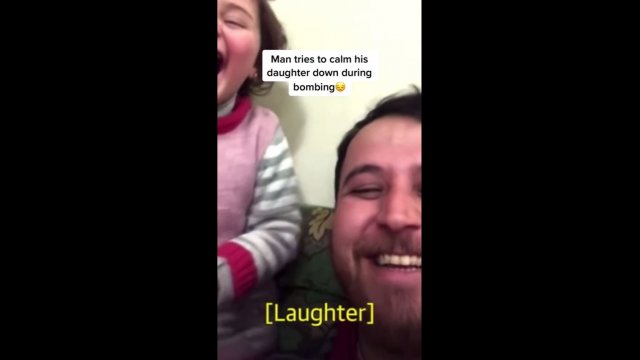 Tata nauczył córkę by się śmiała kiedy usłyszy wybuch...