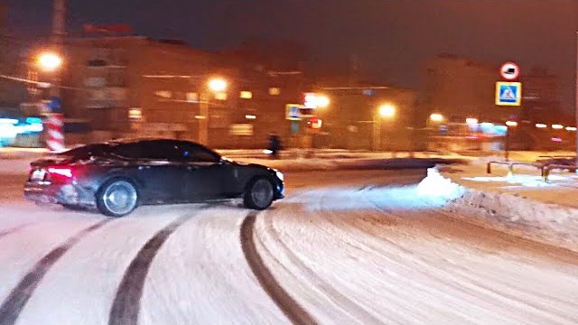 Poszedł bokiem Audi RS7 na śniegu przez miasto, licznik wskazywał 170 km/h