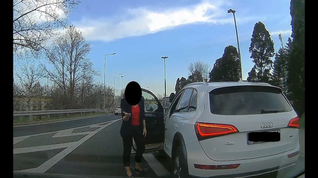 Kobieta szeryf w Audi dzwoni na Policję i przyjmuje mandat!