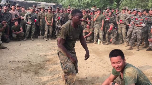 Pojedynek taneczny pomiędzy amerykańskimi a koreańskimi Marines