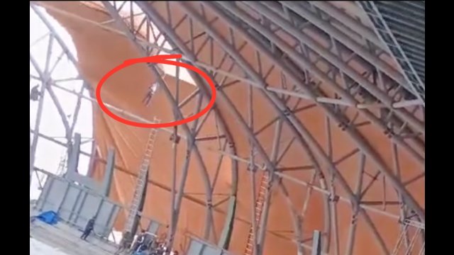 Silny wiatr wyrzuca mężczyznę w powietrze podczas pracy na dachu stadionu [WIDEO]