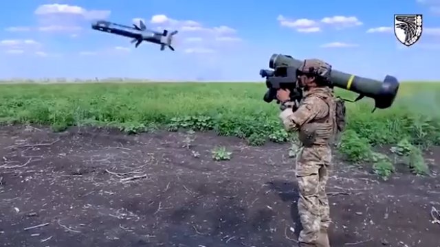 Javelin vs rosyjski czołg pędzący przez pola
