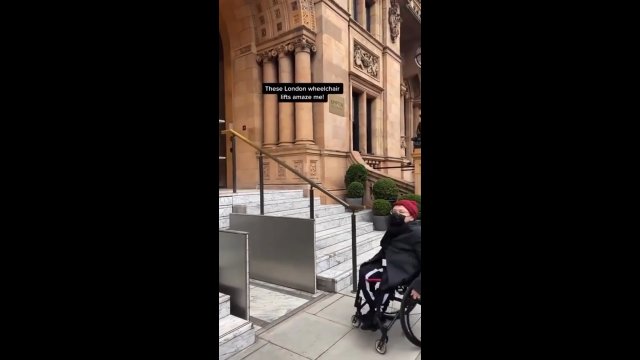 Ukryta winda dla wózków inwalidzkich na schodach w Londynie. Robi wrażenie!