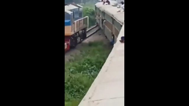 Nagranie sekundy przed zderzeniem dwóch pociągów w Bangladeszu [WIDEO]