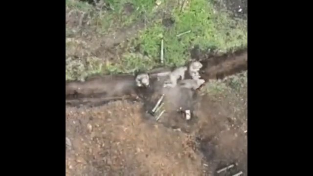 Ukraiński dron zrzuca amunicję na 4 rosyjskich żołnierzy ukrywających się w okopie