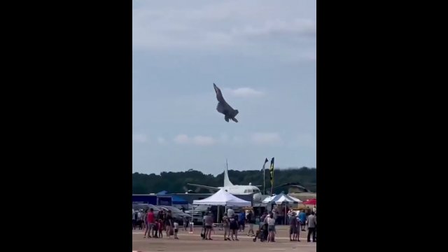 Popisy myśliwca F-22 Raptor. Pilot pokazał na co stać tę maszynę! [WIDEO]