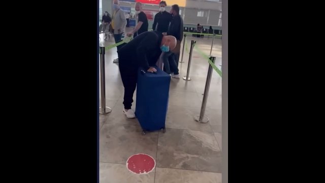 Dziewczyna włożyła głośnik do walizki swojego ojca i postanowiła zażartować