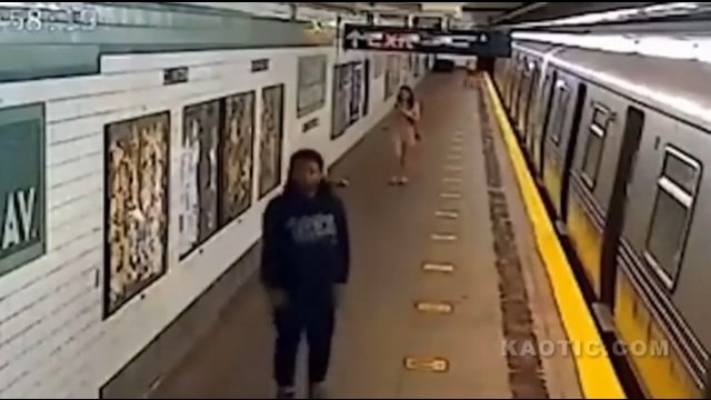 Mężczyzna brutalnie uderza kobietę na peronie nowojorskiego metra