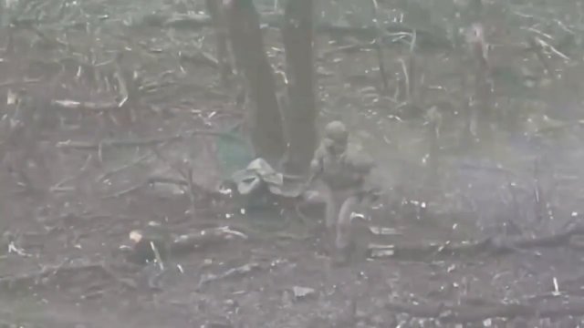 Rosyjski żołnierz odpoczywał przy drzewie. Został rozerwany przez ukraińskiego drona!