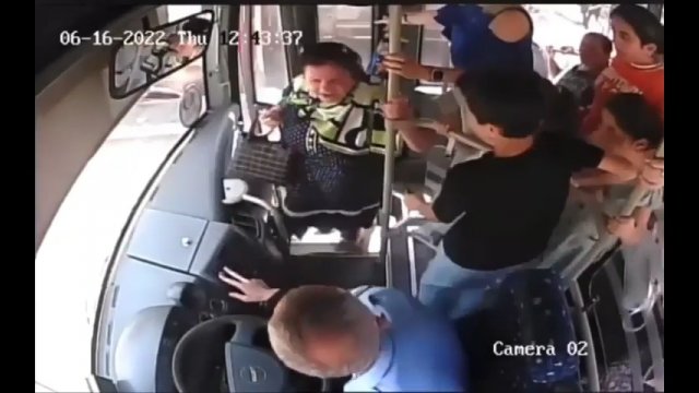 Natrętna baba próbowała wymusić zatrzymanie autobusu na środku drogi