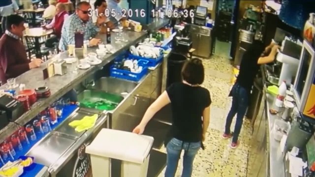 Kelnerka podbija spadającą filiżankę kawy że ona wpada do zlewu