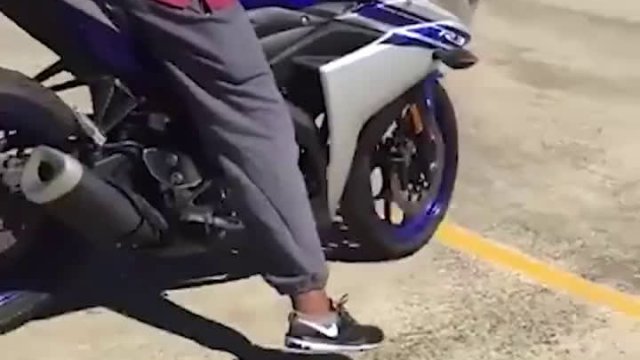 Kobieta rozbija się na motorze