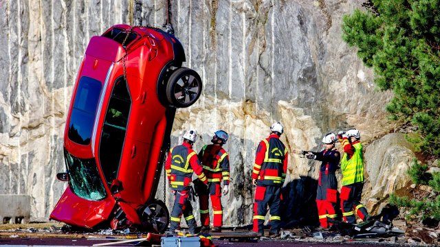 Volvo zrzuca różne modele z 30 metrów i udostępnia strażakom/ratownikom do badań