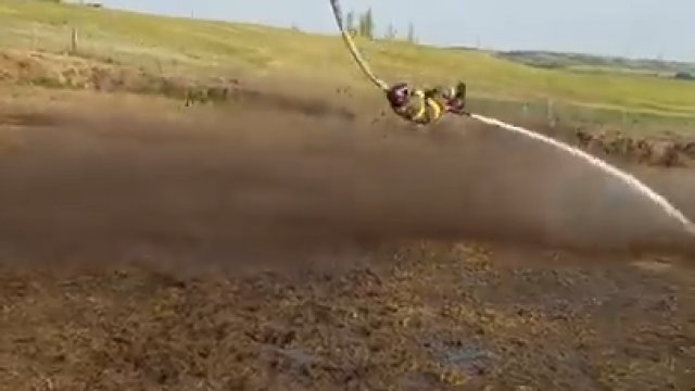 Wodne rodeo w wykonaniu strażaka