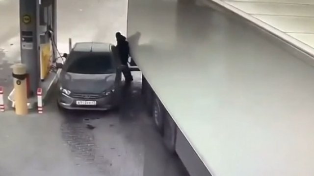 Mężczyzna chciał ochronić swoje auto. Został przygnieciony przez ciężarówkę