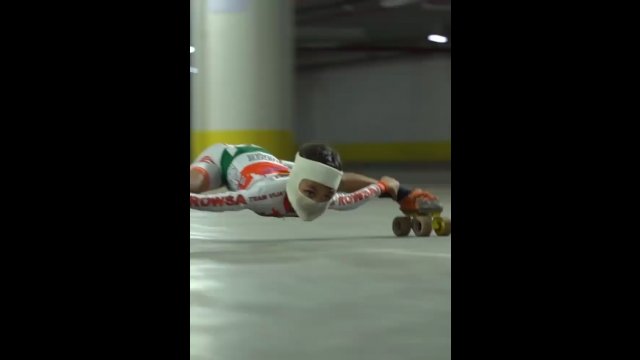 Niezwykle elastyczny dzieciak pobił rekord świata w przejeździe pod tyczką [WIDEO]