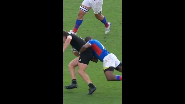 Niesamowita akcja i przyłożenie w rugby