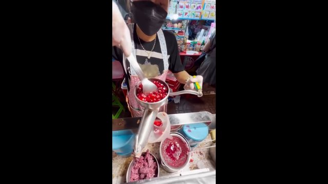 Tajski sprzedawca przygotowuje orzeźwiający sok z granatów