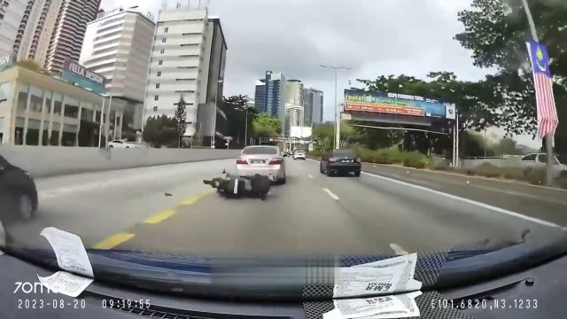 Nigdy nie wszczynasz bójki z kierowcą samochodu, gdy jedziesz skuterem