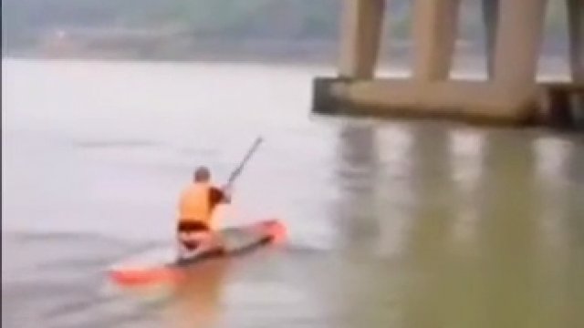 Ratownik rzucił się na pomoc osobie porwanej przez rwącą rzekę