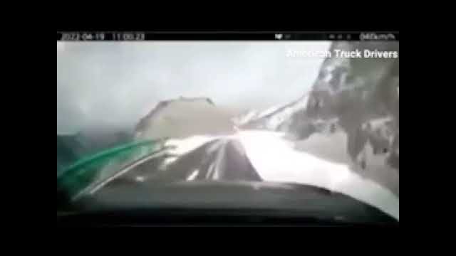Kierowca nie wyhamował na zaśnieżonej drodze. Samochód spadł ze zbocza góry!