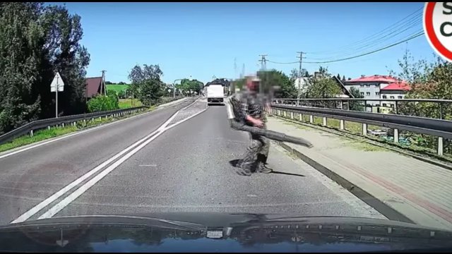 Był pijany jak bela. Walczył z dmuchawą i grawitacją na drodze [WIDEO]