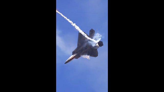 Supermoc Raptorów. Pilot F-22 i jego niesamowity pokaz umiejętności [WIDEO]
