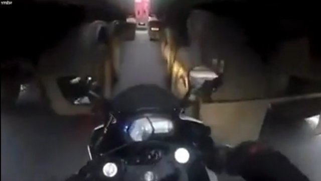 Motocyklista postanawia zostać idiotą.