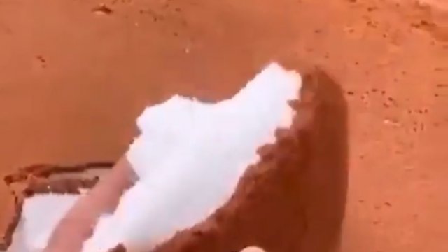 Śnieg przykryty piaskiem w Arabii Saudyjskiej