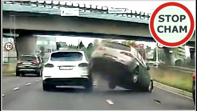Wypadek z udziałem 3 aut na Trasie Salomea w Warszawie [WIDEO]