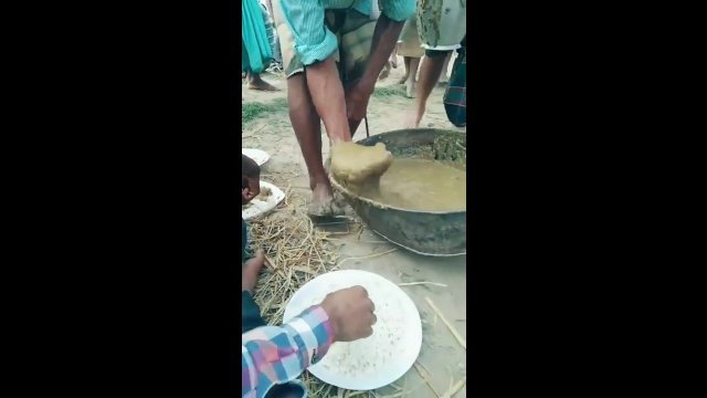 Serwowanie darmowego jedzenia w wiosce w Bangladeszu