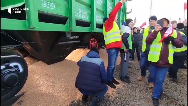 Protestujący rolnicy wysypali ukraińskie zboże z wagonów w Medyce [WIDEO]