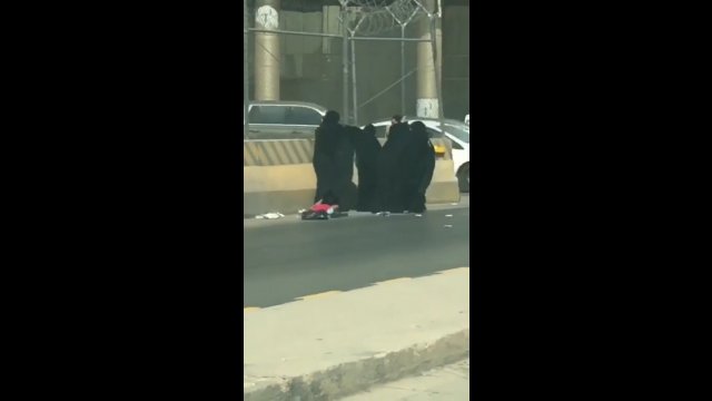 Kobiety w burkach pobiły się na drodze. Jedna z nich kilka razy upuściła małe dziecko