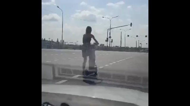 Matka jeździła z dzieckiem na elektrycznej hulajnodze po ruchliwej ulicy