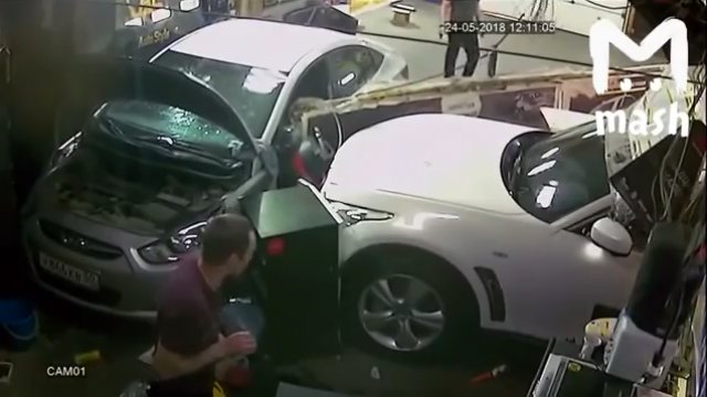 Samochód w Rosji wbił się do warsztatu. Dwóch pracowników oszukało przeznaczenie