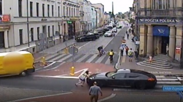 Kierowca Porsche uderzył kobietę, a później ją potrącił – nagranie z Leszna