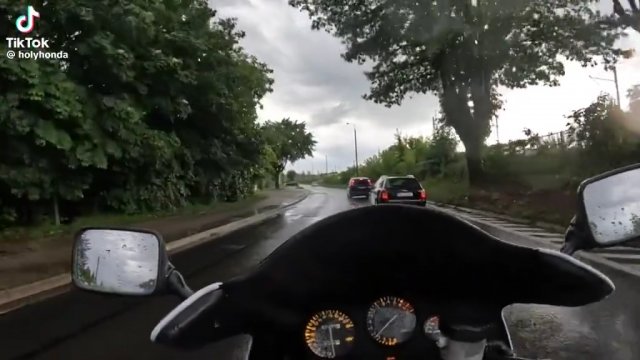 Kierowca nie zauważył motocyklisty, który próbował wyprzedzać na podwójnej ciągłej