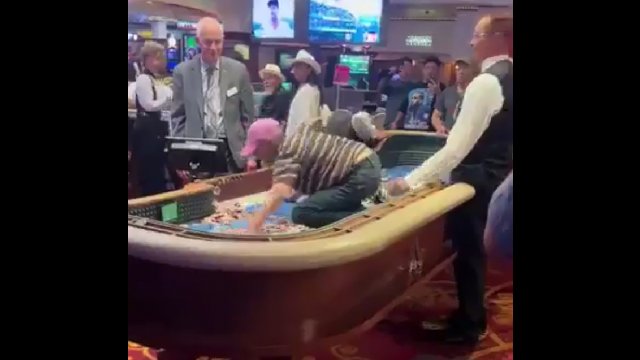 Facet wpada w szał w kasynie po utracie oszczędności życia