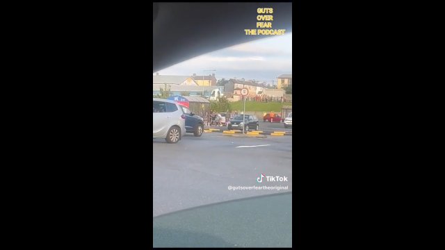 Bójka na parkingu przed centrum handlowym w Irlandii. Samochód z impetem wjechał w tłum! [WIDEO]