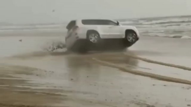 Kierowca driftował swoim Land Cruiserem po plaży