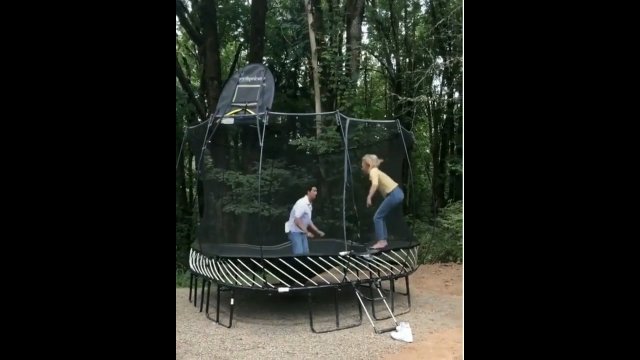 Czy można, skacząc na trampolinie, wystrzelić kogoś w kosmos?