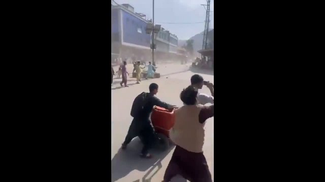 Afgańczycy rzucają kamieniami w służby bezpieczeństwa które opuszczają Assadabad