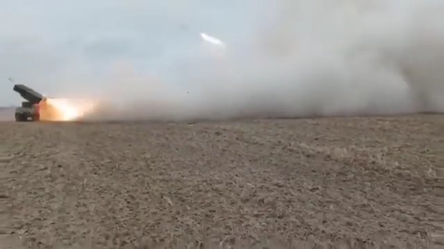 Ukraiński BM-21 Grad MLRS strzelający na pozycje rosyjskie