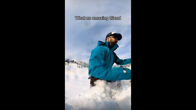 Facet podnosi 400-kilogramowy skuter śnieżny ze swojego przyjaciela