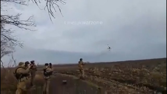 Ukraińcy odzyskali uszkodzonego drona za pomocą innego drona