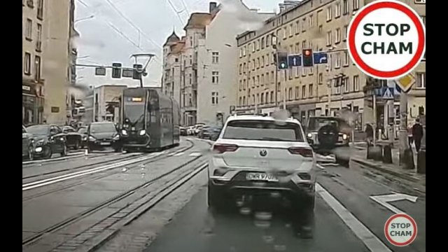 Zderzenie taksówki z tramwajem. Zniszczonych zostało sześć samochodów!